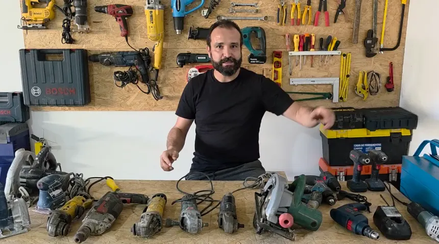 Instrutor explicando o conserto de ferramentas elétricas diante da bancada